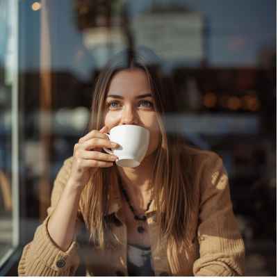 Eine Frau trinkt Kaffee bei Kinderwunsch