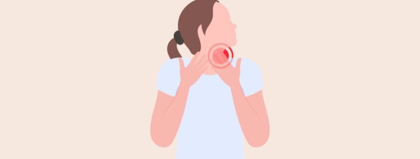 Frau mit Hashimoto berührt die Schilddrüse