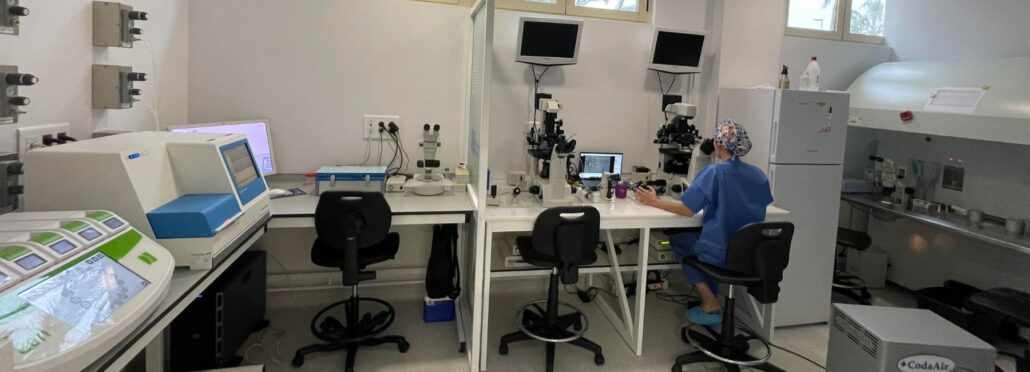 UR vistahermosa Kinderwunschklinik in Spanien alicante Mitarbeiter im Labor